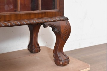 イギリスアンティーク　1920年頃　マホガニー材　前面のオジーアーチとクロウ&ボールレッグが優雅なキャビネット　(R-090480)