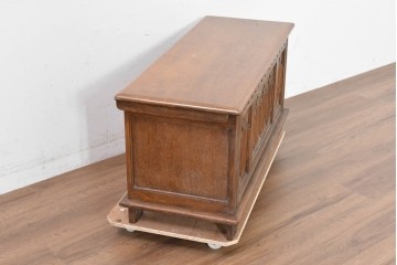イギリスヴィンテージ　WOOD BROS(ウッド・ブロス)　Old charm(オールドチャーム)　リネンフォールド彫刻が魅力のブランケットボックス　(R-090482)