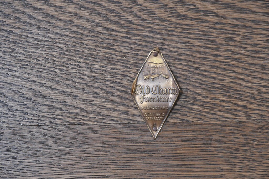 イギリスヴィンテージ　WOOD BROS(ウッド・ブロス)　Old charm(オールドチャーム)　リネンフォールド彫刻が魅力のブランケットボックス　(R-090482)