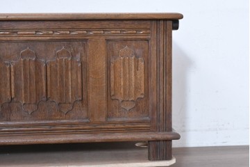 イギリスヴィンテージ　WOOD BROS(ウッド・ブロス)　Old charm(オールドチャーム)　リネンフォールド彫刻が魅力のブランケットボックス　(R-090482)