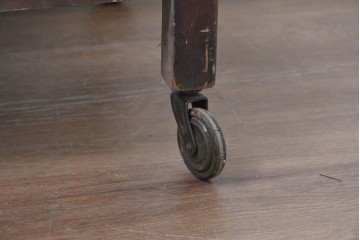イギリスアンティーク　1940年頃　シンプルな木製フレームのキャスター付き二段ワゴン　(R-090485)
