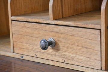 イギリスアンティーク　1930年から1940年頃　オーク材　細やかな彫り装飾と挽物脚が美しいライティングビューロー　(R-090486)