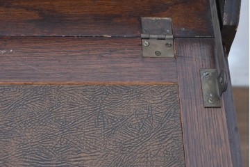 イギリスアンティーク　1930年から1940年頃　オーク材　細やかな彫り装飾と挽物脚が美しいライティングビューロー　(R-090486)