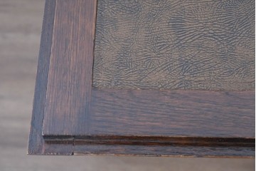 イギリスアンティーク　1930年から1940年頃　オーク材　細やかな彫り装飾と挽物脚が美しいライティングビューロー　(R-090486)