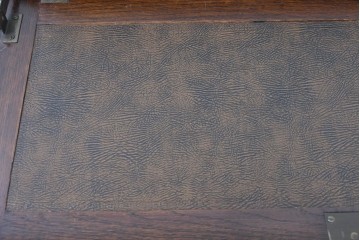 イギリスアンティーク　1930年から1940年頃　オーク材　細やかな彫り装飾と挽物脚が美しいライティングビューロー　(R-090486)