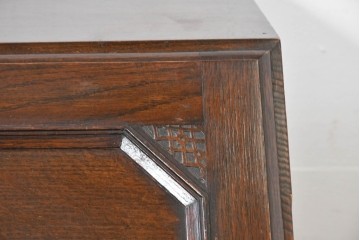 イギリスアンティーク　1930年から1940年頃　オーク材　細やかな彫り装飾と挽物脚が美しいライティングビューロー　(R-090486)