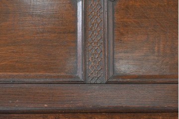 イギリスアンティーク　1930年から1940年頃　オーク材　細やかな彫り装飾と挽物脚が美しいライティングビューロー　(R-090486)