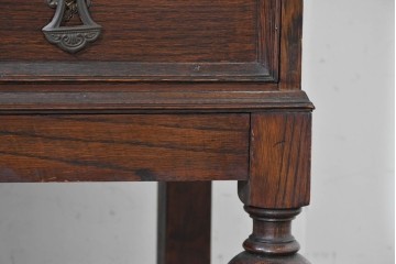 イギリスアンティーク　1930年から1940年頃　オーク材　細やかな彫り装飾と挽物脚が美しいライティングビューロー　(R-090486)