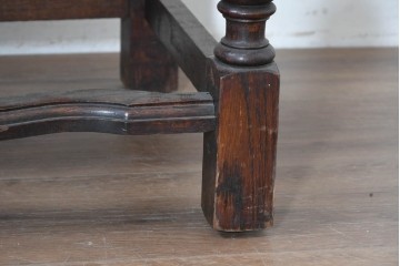 イギリスアンティーク　1930年から1940年頃　オーク材　細やかな彫り装飾と挽物脚が美しいライティングビューロー　(R-090486)