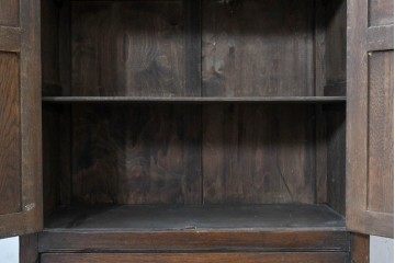 イギリスアンティーク　1940年頃　オーク材　扉を飾る縦ラインの彫刻が素敵なキャビネット　(R-090487)