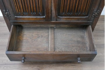 イギリスアンティーク　1940年頃　オーク材　扉を飾る縦ラインの彫刻が素敵なキャビネット　(R-090487)