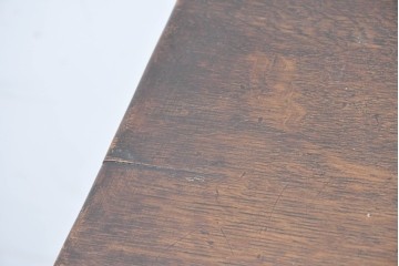 イギリスアンティーク　1940年頃　オーク材　扉を飾る縦ラインの彫刻が素敵なキャビネット　(R-090487)