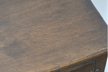 イギリスアンティーク　1940年頃　オーク材　扉を飾る縦ラインの彫刻が素敵なキャビネット　(R-090487)