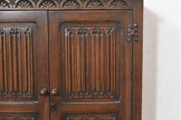 イギリスアンティーク　1940年頃　オーク材　扉を飾る縦ラインの彫刻が素敵なキャビネット　(R-090487)