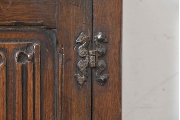 イギリスアンティーク　1940年頃　オーク材　扉を飾る縦ラインの彫刻が素敵なキャビネット　(R-090487)