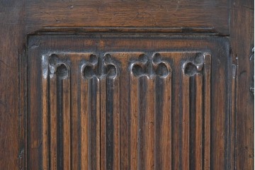 イギリスアンティーク　1940年頃　オーク材　扉を飾る縦ラインの彫刻が素敵なキャビネット　(R-090487)