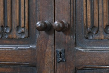 イギリスアンティーク　1940年頃　オーク材　扉を飾る縦ラインの彫刻が素敵なキャビネット　(R-090487)