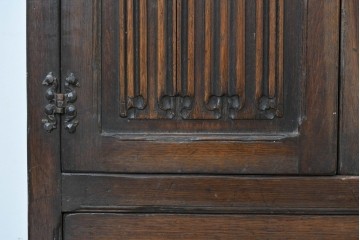 イギリスアンティーク　1940年頃　オーク材　扉を飾る縦ラインの彫刻が素敵なキャビネット　(R-090487)