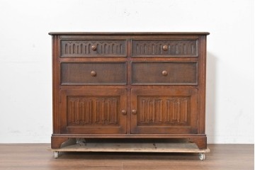 イギリスアンティーク　1920年から1930年頃　重厚な彫刻意匠が印象的!　音楽機器をまとめて収納できるレコードキャビネット　(R-090488)