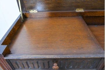 イギリスアンティーク　1920年から1930年頃　重厚な彫刻意匠が印象的!　音楽機器をまとめて収納できるレコードキャビネット　(R-090488)