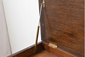 イギリスアンティーク　1920年から1930年頃　重厚な彫刻意匠が印象的!　音楽機器をまとめて収納できるレコードキャビネット　(R-090488)