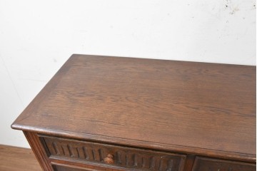 イギリスアンティーク　1920年から1930年頃　重厚な彫刻意匠が印象的!　音楽機器をまとめて収納できるレコードキャビネット　(R-090488)