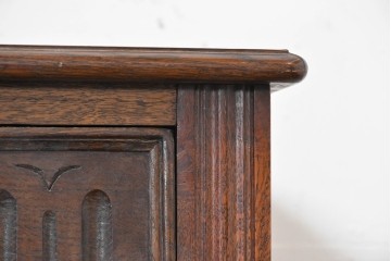 イギリスアンティーク　1920年から1930年頃　重厚な彫刻意匠が印象的!　音楽機器をまとめて収納できるレコードキャビネット　(R-090488)