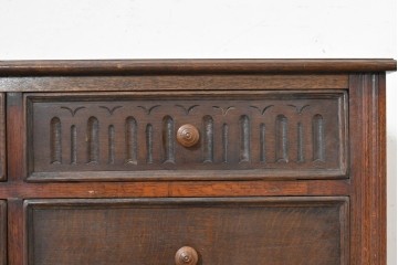 イギリスアンティーク　1920年から1930年頃　重厚な彫刻意匠が印象的!　音楽機器をまとめて収納できるレコードキャビネット　(R-090488)
