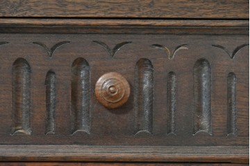 イギリスアンティーク　1920年から1930年頃　重厚な彫刻意匠が印象的!　音楽機器をまとめて収納できるレコードキャビネット　(R-090488)