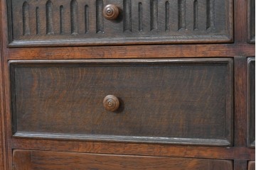 イギリスアンティーク　1920年から1930年頃　重厚な彫刻意匠が印象的!　音楽機器をまとめて収納できるレコードキャビネット　(R-090488)