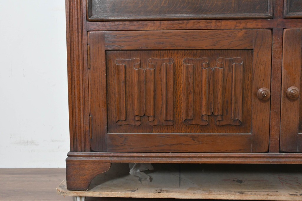 イギリスアンティーク　1920年から1930年頃　重厚な彫刻意匠が印象的!　音楽機器をまとめて収納できるレコードキャビネット　(R-090488)