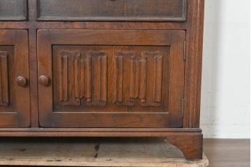 イギリスアンティーク　1920年から1930年頃　重厚な彫刻意匠が印象的!　音楽機器をまとめて収納できるレコードキャビネット　(R-090488)