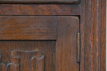 イギリスアンティーク　1920年から1930年頃　重厚な彫刻意匠が印象的!　音楽機器をまとめて収納できるレコードキャビネット　(R-090488)