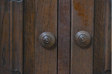 イギリスアンティーク　1920年から1930年頃　重厚な彫刻意匠が印象的!　音楽機器をまとめて収納できるレコードキャビネット　(R-090488)