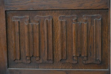 イギリスアンティーク　1920年から1930年頃　重厚な彫刻意匠が印象的!　音楽機器をまとめて収納できるレコードキャビネット　(R-090488)