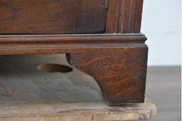 イギリスアンティーク　1920年から1930年頃　重厚な彫刻意匠が印象的!　音楽機器をまとめて収納できるレコードキャビネット　(R-090488)