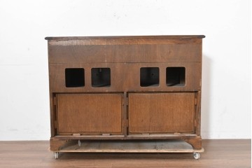 イギリスアンティーク　1920年から1930年頃　重厚な彫刻意匠が印象的!　音楽機器をまとめて収納できるレコードキャビネット　(R-090488)