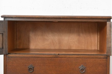イギリスヴィンテージ　1960年から1970年頃　オーク材　ロゼット柄の彫刻を施したクラシカルなチェスト　(R-090489)