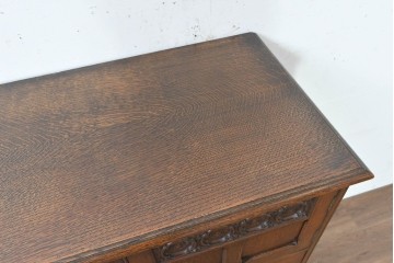 イギリスヴィンテージ　1960年から1970年頃　オーク材　ロゼット柄の彫刻を施したクラシカルなチェスト　(R-090489)
