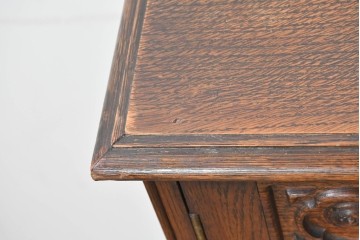 イギリスヴィンテージ　1960年から1970年頃　オーク材　ロゼット柄の彫刻を施したクラシカルなチェスト　(R-090489)