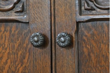 イギリスヴィンテージ　1960年から1970年頃　オーク材　ロゼット柄の彫刻を施したクラシカルなチェスト　(R-090489)