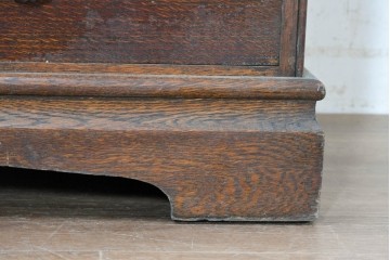 イギリスヴィンテージ　1960年から1970年頃　オーク材　ロゼット柄の彫刻を施したクラシカルなチェスト　(R-090489)