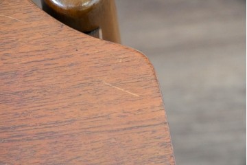 和製ヴィンテージ　昭和後期　希少品!　maruni(マルニ木工)　オールドマルニ(孔雀マーク)　細身の脚と丸みのある天板が軽やかなローテーブル　(R-090496)