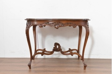 フランスアンティーク　1920年頃　高級品!!　マホガニー材　小振りで取り入れやすいサイズ感!　曲線を描くストレッチャーが優美な彫刻入りデスク　(R-090497)