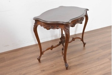 フランスアンティーク　1920年頃　高級品!!　マホガニー材　小振りで取り入れやすいサイズ感!　曲線を描くストレッチャーが優美な彫刻入りデスク　(R-090497)