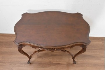 フランスアンティーク　1920年頃　高級品!!　マホガニー材　小振りで取り入れやすいサイズ感!　曲線を描くストレッチャーが優美な彫刻入りデスク　(R-090497)