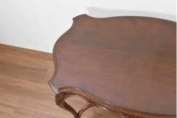 フランスアンティーク　1920年頃　高級品!!　マホガニー材　小振りで取り入れやすいサイズ感!　曲線を描くストレッチャーが優美な彫刻入りデスク　(R-090497)