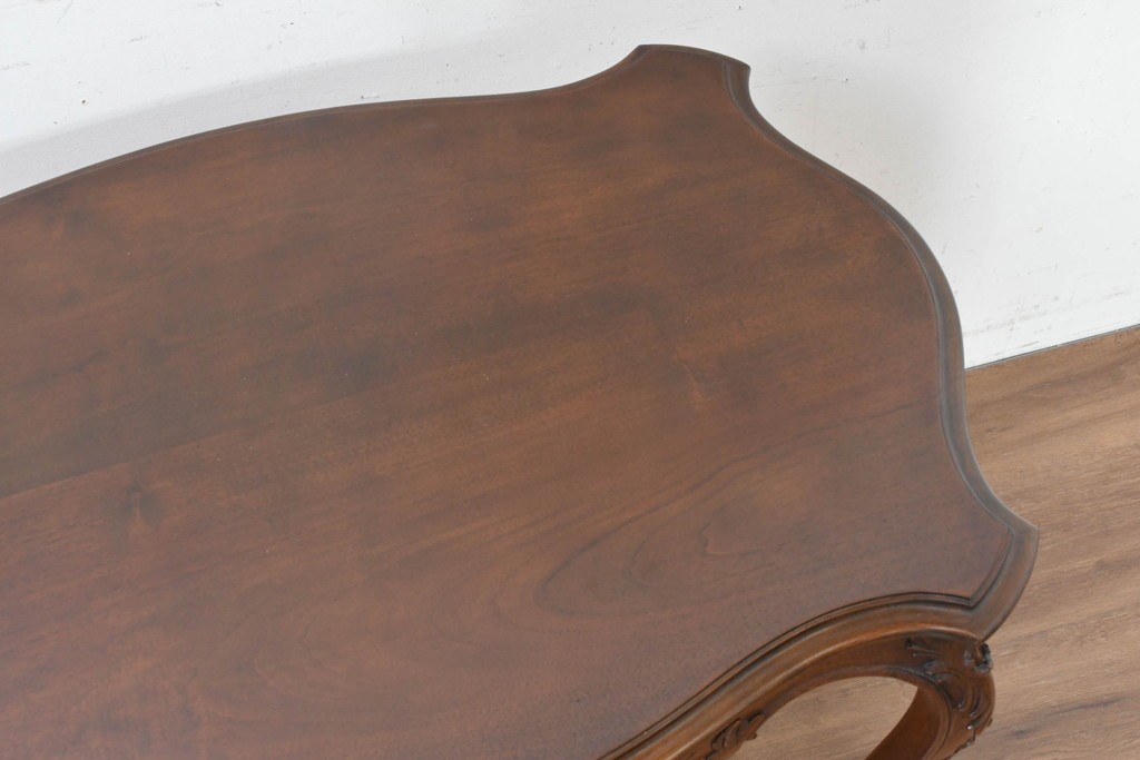 フランスアンティーク　1920年頃　高級品!!　マホガニー材　小振りで取り入れやすいサイズ感!　曲線を描くストレッチャーが優美な彫刻入りデスク　(R-090497)
