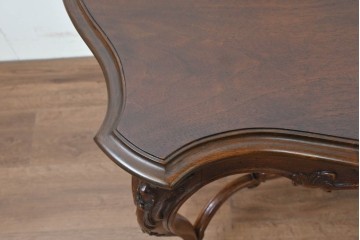フランスアンティーク　1920年頃　高級品!!　マホガニー材　小振りで取り入れやすいサイズ感!　曲線を描くストレッチャーが優美な彫刻入りデスク　(R-090497)