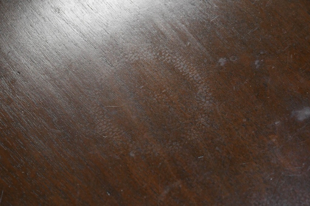 フランスアンティーク　1920年頃　高級品!!　マホガニー材　小振りで取り入れやすいサイズ感!　曲線を描くストレッチャーが優美な彫刻入りデスク　(R-090497)